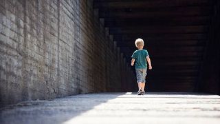 Un copil în vârstă de 4 ani a fost abandonat în scara unui bloc din Capitală. Nimeni nu a anunțat autoritățile