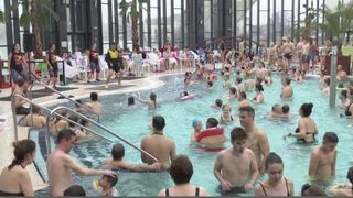 Există un loc &icirc;n țară unde lumea se &icirc;ngrămădește ca la plăcintele calde să prindă lecțiile de zumba &icirc;n apă