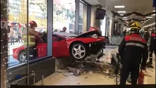 Un bătrân a intrat cu Ferrari-ul într-un mall din Andorra