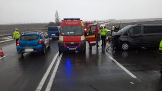Accident pe DN 1E, între municipiul Brașov și stațiunea Poiana Brașov. Un autoturism s-a ciocnit cu un autobuz de călători