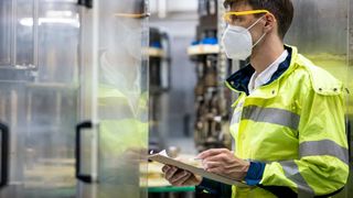 Înainte de Revelion, peste 4,2 tone de carne și alimente neconforme au fost confiscate în stațiunile de pe Valea Prahovei și din Brașov