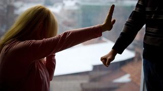 O rom&acirc;ncă &icirc;nsărcinată &icirc;n 8 luni a răpit două tinere și le-a agresat