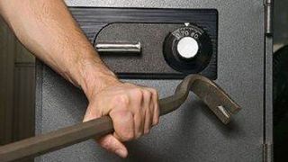 Spargere la sediul unei primării din localitatea Hunedoara. Două seifuri furate au fost transportate chiar cu remorca instituției