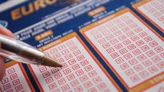 Trimis la magazin după alimente, un bărbat s-a întors acasă milionar