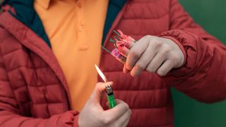 Craiova: Un copil riscă să rămână fără vedere după ce a fost rănit la ambii ochi de o petardă