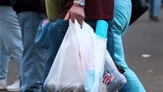 Franța a interzis ambalajele din plastic la fructe și legume