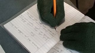 VIDEO | Din cauza frigului din școli, elevii vor învăța online. Orașul din România unde de trei zile, oamenii stau în frig