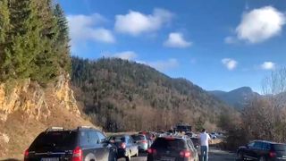 VIDEO | Se circulă bară la bară pe Valea Prahovei. Drumul către Rânca este blocat