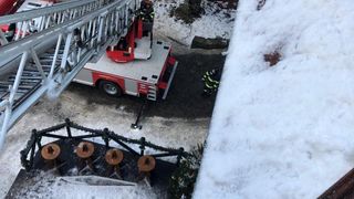 VIDEO | Incident neplăcut la Sinaia: doi adulți și un copil au ajuns la spital, după ce prelata care acoperea terasa unui restaurant s-a prăbușit peste ei