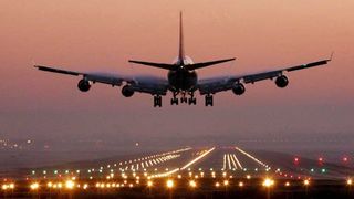 VIDEO | Un avion a aterizat de urgență noaptea trecută pe aeroportul din Cluj-Napoca pentru că o femeie însărcinată intrase în travaliu