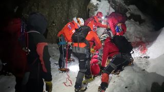 Imagini cu turista căzută în gol în munții Bucegi. Salvamontiștii au intervenit de urgență