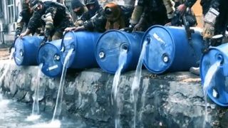 Mii de litri de alcool aruncați de talibani într-un canal din Kabul