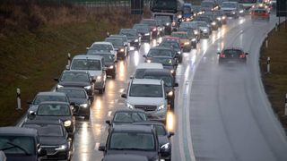 Șoferii care claxonează exagerat sau fac depășiri periculoase vor putea primi amendă de mii de lei