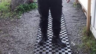 Un bărbat este filmat &icirc;n timp ce trage cu pistolul &icirc;nspre un bloc de locuințe, &icirc;n noaptea de Revelion: &bdquo;Numai săracii aruncă cu petarde&rdquo;