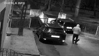 VIDEO | Un șofer, filmat în timp ce coboară cu mașina treptele unei alei