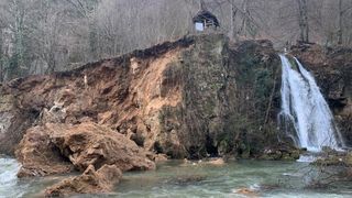 Situație similară cu Bigăr. O bucată de stâncă s-a prăbuşit lângă cascada Vadu Crişului: ,,Apa erodează travertinul”