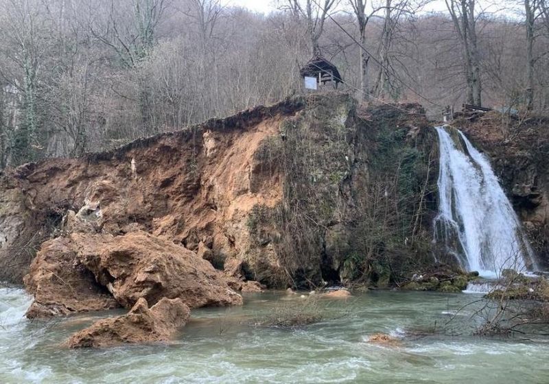 Situație similară cu Bigăr. O bucată de stâncă s-a prăbuşit lângă cascada Vadu Crişului: ,,Apa erodează travertinul”