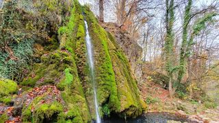 Situație similară cu Bigăr. O bucată de stâncă s-a prăbuşit lângă cascada Vadu Crişului: ,,Apa erodează travertinul”