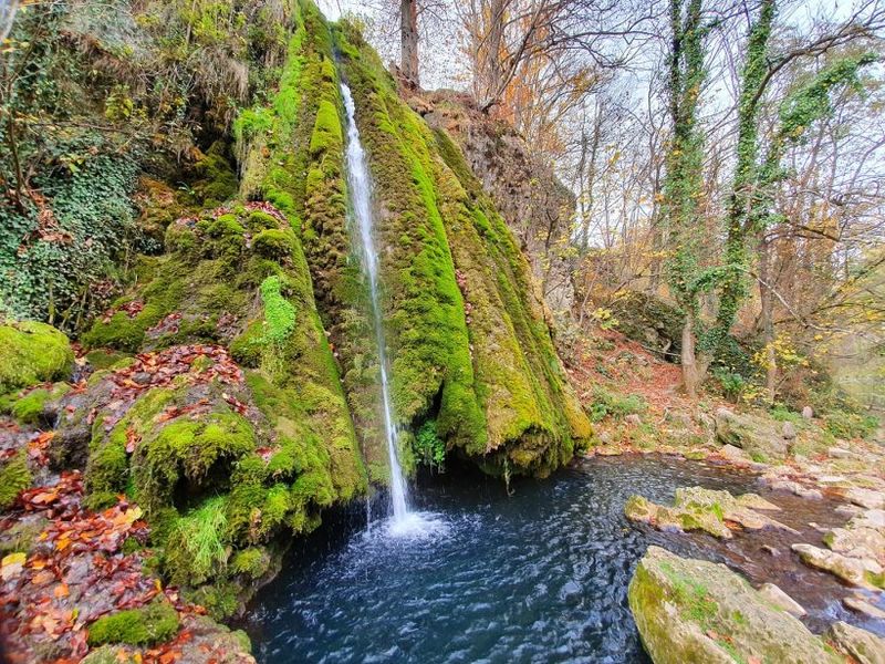Situație similară cu Bigăr. O bucată de stâncă s-a prăbuşit lângă cascada Vadu Crişului: ,,Apa erodează travertinul”
