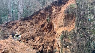 Situație similară cu Bigăr. O bucată de stâncă s-a prăbuşit lângă cascada Vadu Crişului: ,,Apa erodează travertinul”