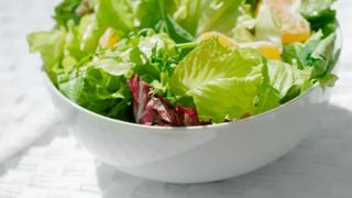 Salata iceberg a devenit extrem de populară și la noi. Cum se consumă?