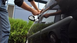 Un copil de 13 ani a spart șapte mașini în două ore. Polițiștii au încercat timp de o săptămână să îl identifice.