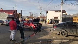Proba practică a examenului auto s-a sf&acirc;rșit tragic pentru o femeie din Brăila. S-a ciocnit frontal cu un alt autoturism