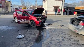 Proba practică a examenului auto s-a sf&acirc;rșit tragic pentru o femeie din Brăila. S-a ciocnit frontal cu un alt autoturism