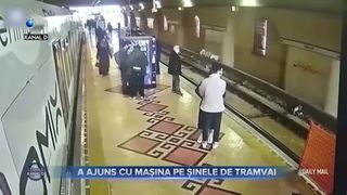 A ajuns cu mașina pe șinele de tramvai