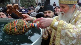 Ce este aghiasma mare și cum poate fi folosită apa sfințită de Bobotează