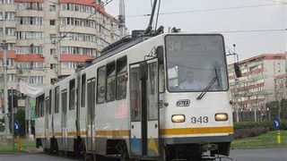 Circulația tramvaielor pe Șoseaua Progresului din Capitală, blocată, după ce un excavator a rupt firele de contact