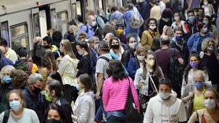 Călătorii care nu poartă măşti de protecţie pot fi sancţionaţi contravenţional doar de organele de ordine publică. Anunțul a fost făcut de Metrorex.