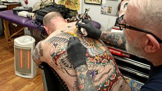 Uniunea Europeană interzice 4.000 de substanțe folosite &icirc;n cerneala colorată de la tatuaje. Artiștii spun că vor da faliment