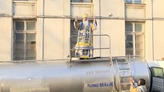 &Icirc;PS Teodosie s-a urcat din nou pe cisternă pentru a sfinți apa &icirc;n Ajun de Bobotează: &bdquo;Aghiasma nu infectează, nu e periculoasă&rdquo;