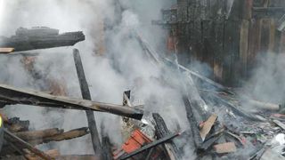 Incendiu izbucnit la o afumătoare. O femeie a suferit un atac de panică