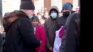 VIDEO | Sute de oameni nevoiași s-au călcat în picioare la Palatul lui Gigi Becali din centrul Capitalei ca să primească bani de pomană