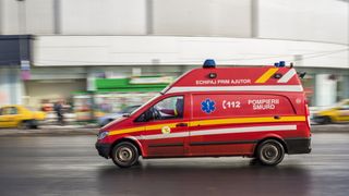 VIDEO | Incident grav: un bărbat din Râmnicu Vâlcea s-a aruncat de la etajul patru cu un copil în brațe. Bărbatul a murit