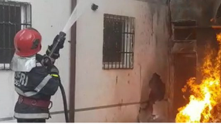 Zeci de pompieri s-au luptat cu focul într-un bloc din Constanța