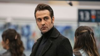 Erhan Alpay, actorul care &icirc;l interpretează pe Ak&icirc;n, &icirc;n &ldquo;Fiica ambasadorului&rdquo;: &bdquo;Ak&icirc;n este un sociopat, un personaj destul de nepoliticos și rău; mi-a plăcut să &icirc;l interpretez&rdquo;