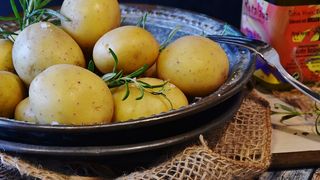 Cartofi roșii sau albi? Ce să alegi în funcție de mâncarea pe care o prepari