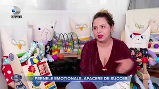 Pernele emoționale. Afacerea de succes a unei tinere mămici din București: ”Ele, practic, sunt pernele păpușă”