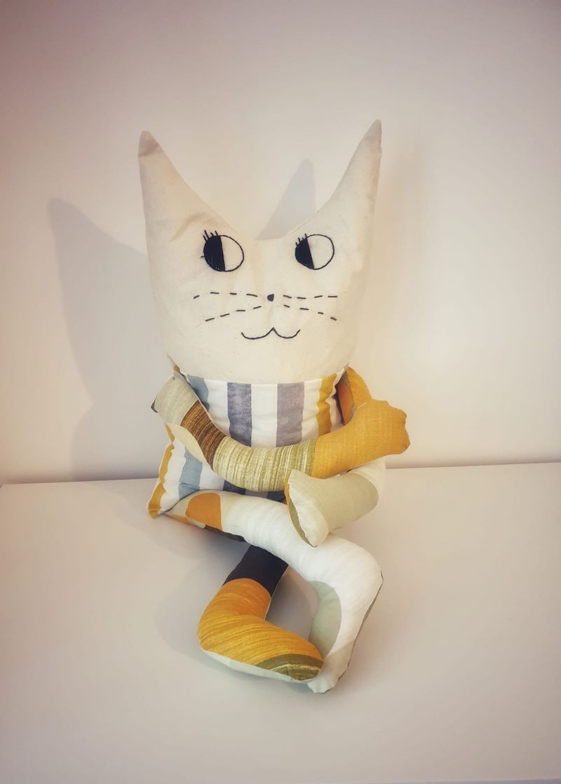 Pernele emoționale. Afacerea de succes a unei tinere mămici din București: ”Ele, practic, sunt pernele păpușă”