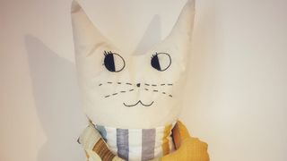 Pernele emoționale. Afacerea de succes a unei tinere mămici din București: ”Ele, practic, sunt pernele păpușă”