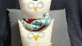 Pernele emoționale. Afacerea de succes a unei tinere mămici din București: ”Ele, practic, sunt pernele păpușă”