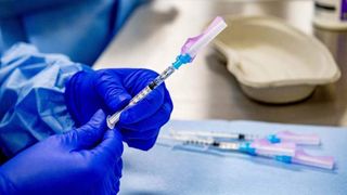 tara-care-a-introdus-vaccinarea-obligatorie-anti-covid-19-pentru-o-anumita-categorie-de-persoane-au-cel-mai-mare-risc-de-a-fi-internate