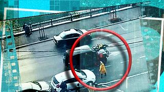 VIDEO | Imagini șocante surprinse în București: un biciclist a fost luat pe capota mașinii și dus până la prima secție de Poliție, după o bătaie în trafic