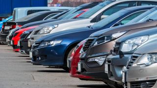 Autoritățile vor introduce taxa auto sub o formă nouă în 2022. Guvernul vrea să penalizeze proprietarii de maşini vechi