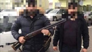 Un bărbat s-a fotografiat pe rețelele de socializare cu o armă de v&acirc;nătoare care nu &icirc;i aparține. Cum a reacționat Poliția