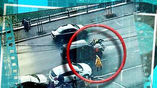 VIDEO | Imaginile șocante cu un biciclist purtat pe capota mașinii duc la primele măsuri/Ce au decis autoritățile în cazul șoferului