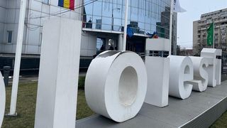 Doi adolescenți din Ploiești s-au ales cu dosar penal după ce au vrut să facă o poză pe sigla din fața Primăriei